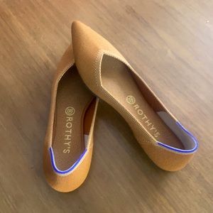 Like new Fawn Rothy’s point flats. Only worn once.